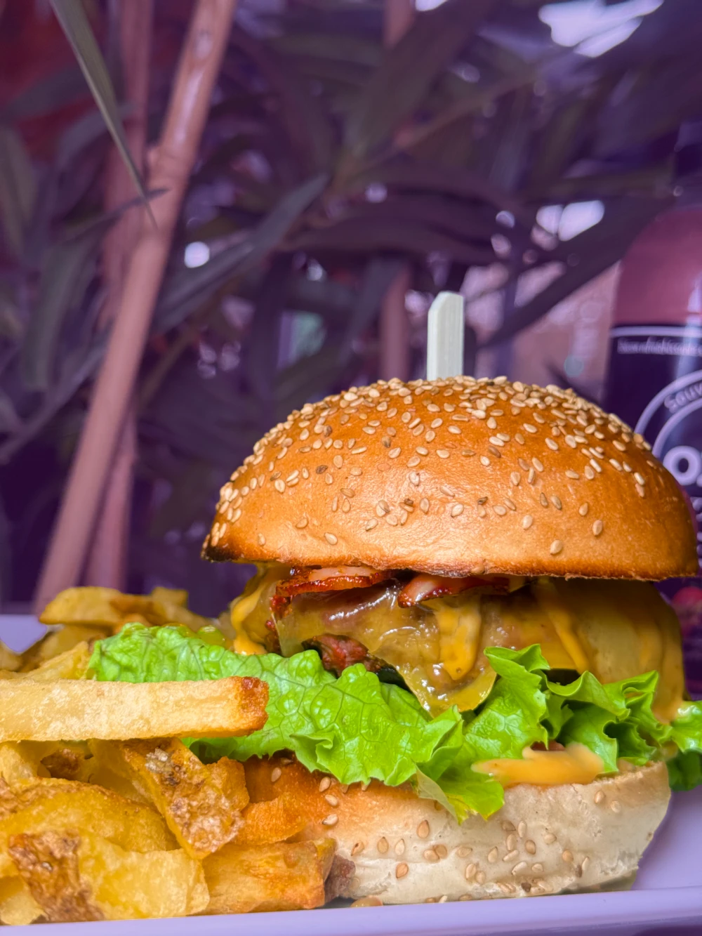 Burger à la raclette sur fond violet de 786 Meaux